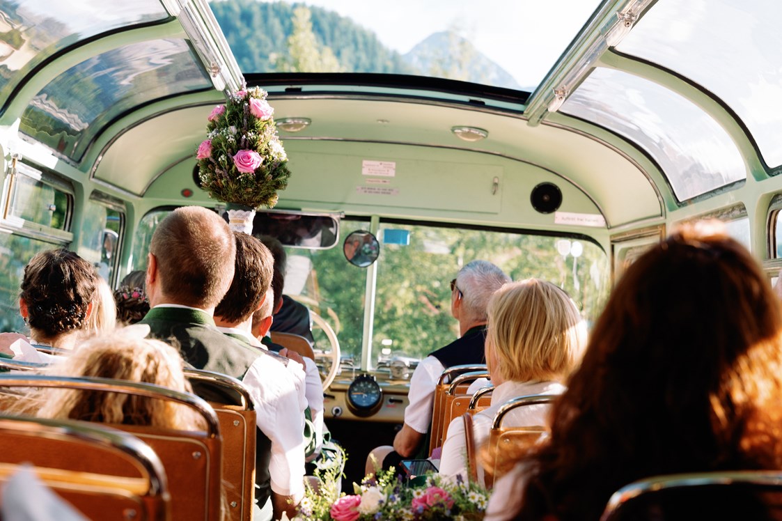 Hochzeit: Mit dem Oldtimer-Bus geht es zurück von der Trauung im Narzissen Zloam. - Narzissendorf Zloam