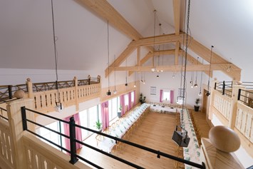 Hochzeit: Der Kölblsaal in der Klangwerkstatt im Narzissendorf Zloam für Feste bis zu 140 Personen. - Narzissendorf Zloam