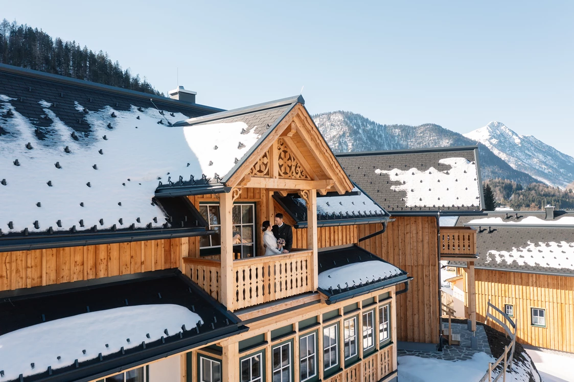 Hochzeit: Das Brautpaar auf dem wunderschön geschnitzten Balkon des Ausseer Hauses. - Narzissendorf Zloam