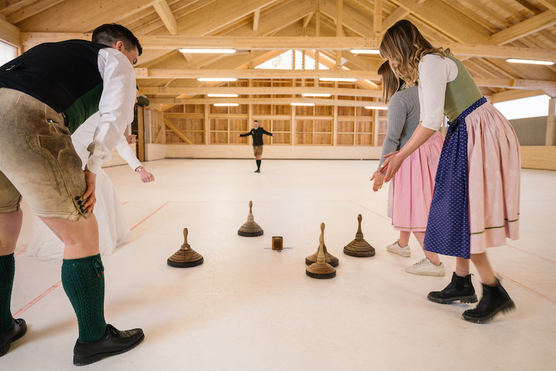 Hochzeit: Gemeinsames Eisstockschießen bei der Hochzeitsfeier im Narzissendorf Zloam. - Narzissendorf Zloam - Grundlsee
