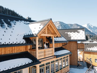 Wedding - Spielplatz - Pötschen (Bad Goisern am Hallstättersee) - Das Brautpaar auf dem wunderschön geschnitzten Balkon des Ausseer Hauses. - Narzissendorf Zloam - Grundlsee