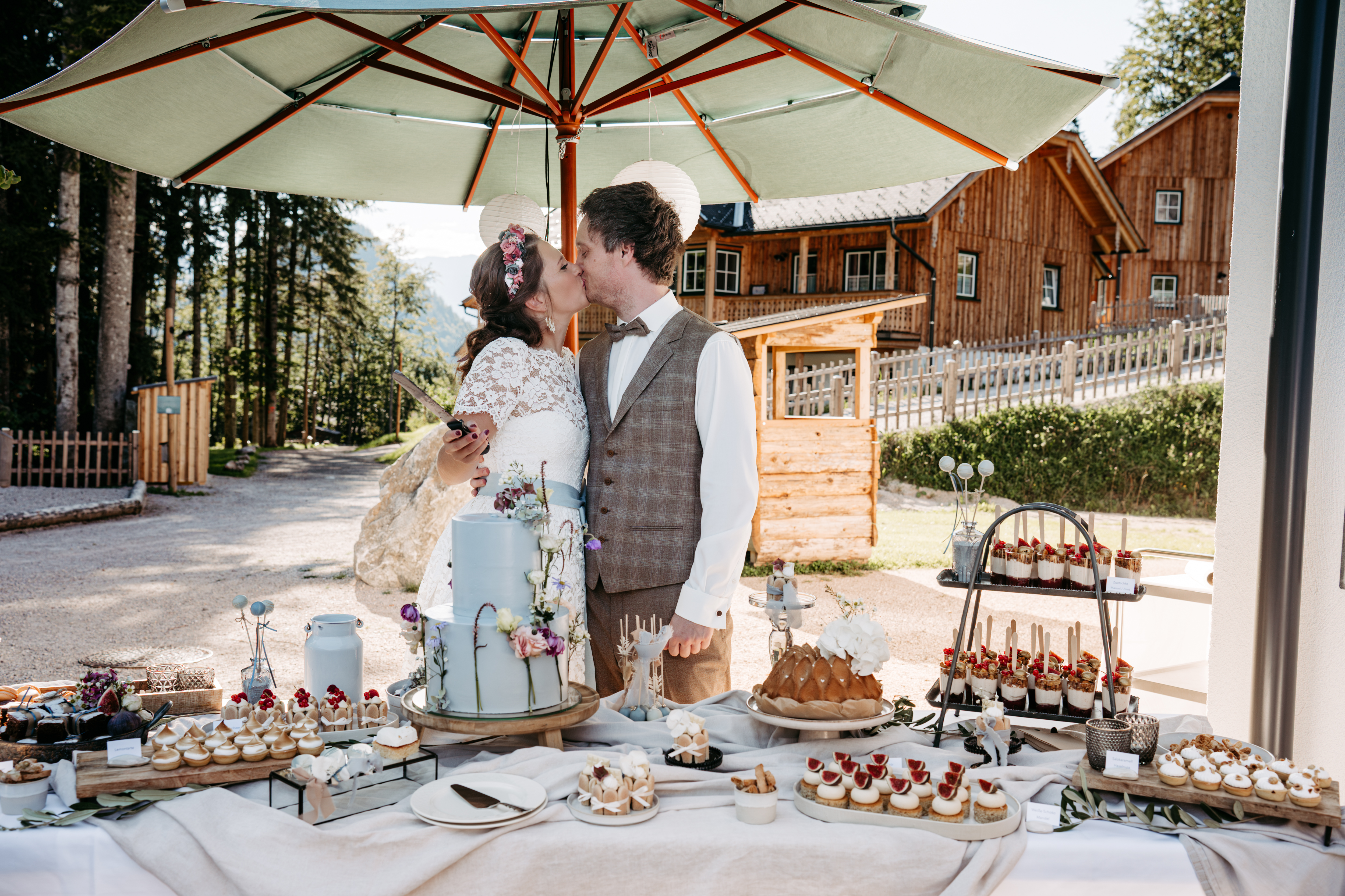 Hochzeit: Narzissendorf Zloam - Sweet Tabel und Brautpaar - Narzissendorf Zloam - Grundlsee