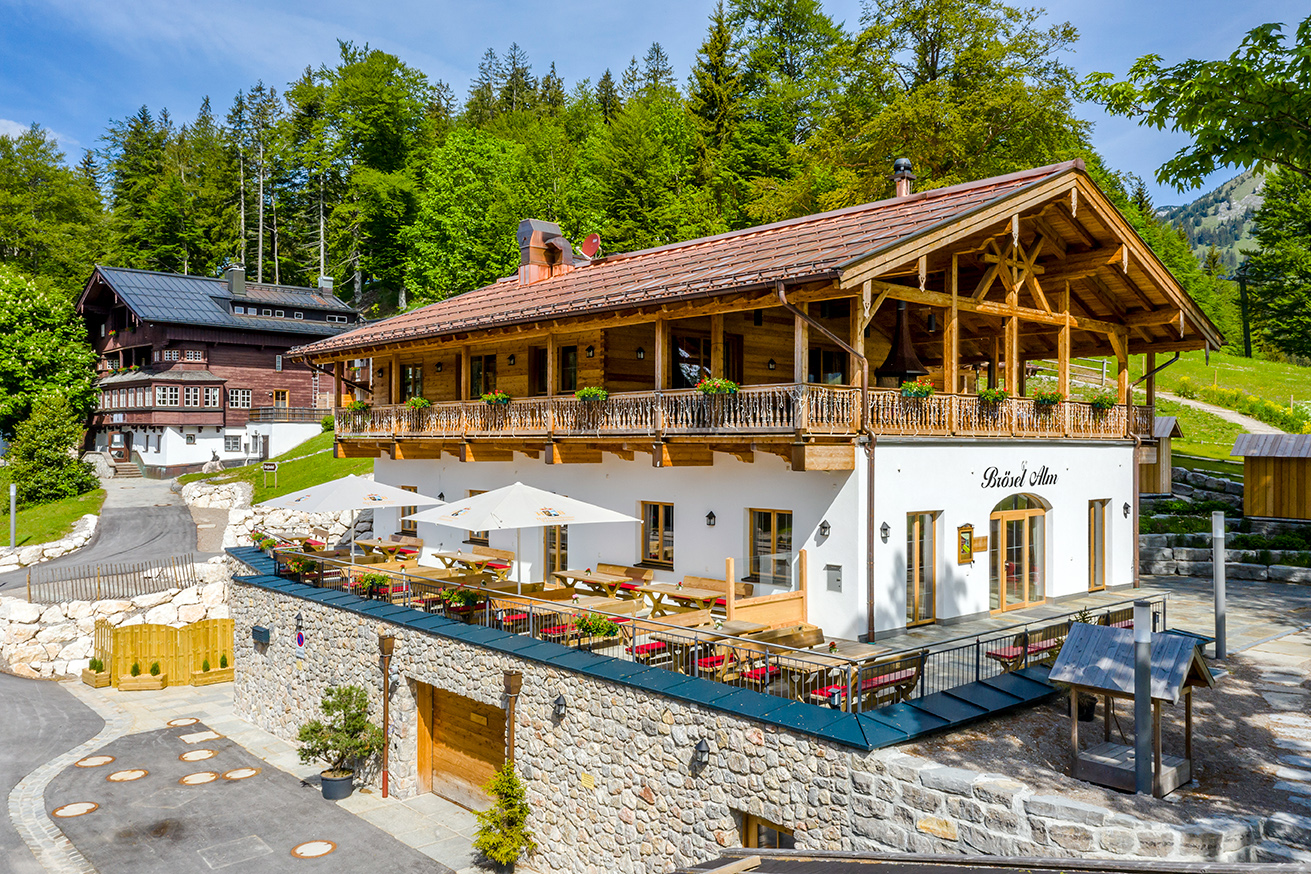 Hochzeitslocation: Brösel Alm und im Hintergrund Berghotel Sudelfeld  - Berghotel Sudelfeld - Brösel Alm