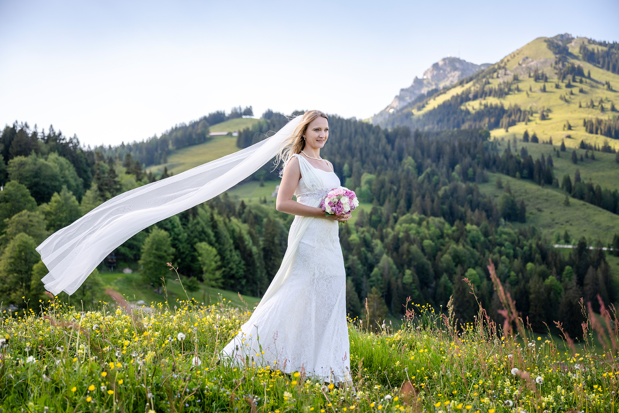 Hochzeitslocation: Brautfotos ganz ohne Windmaschine bei der Brösel Alm und dem Berghotel Sudelfeld - Berghotel Sudelfeld - Brösel Alm