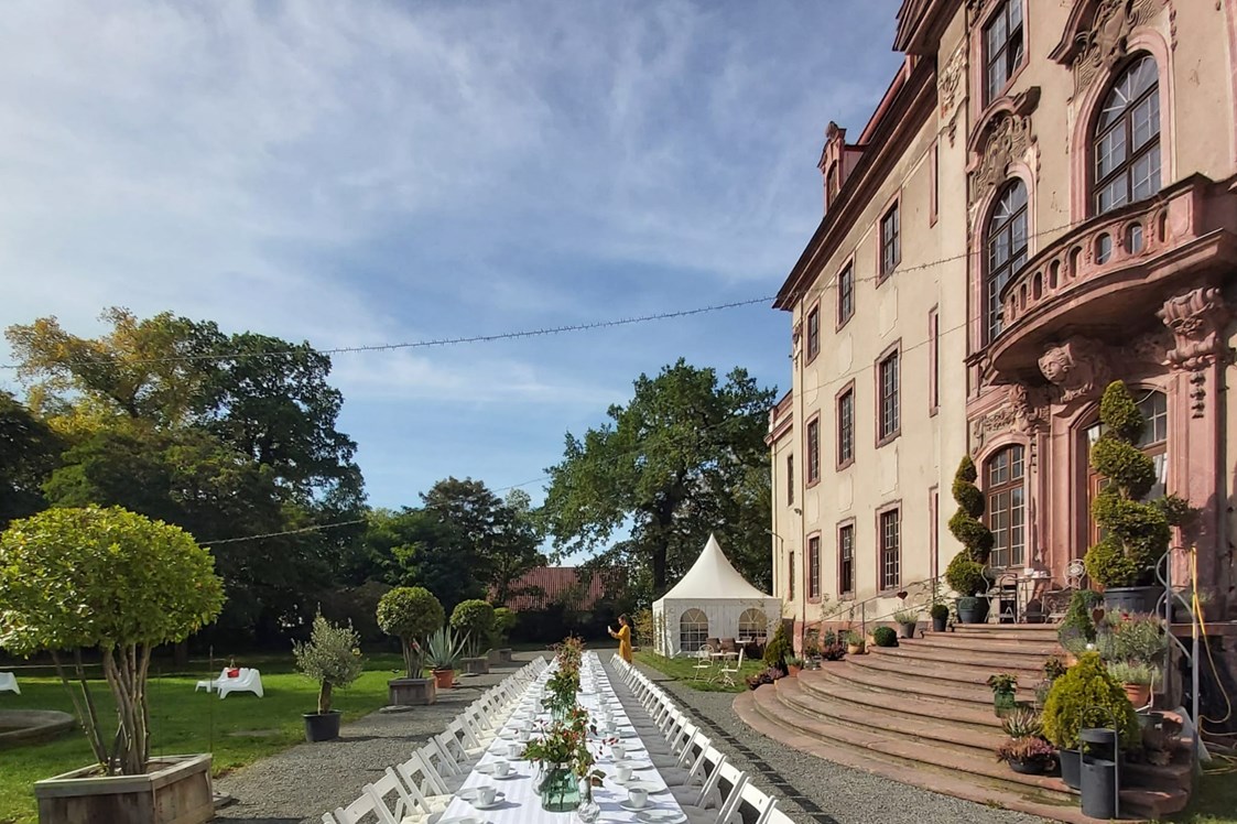 Hochzeit: Schloss Brandis Parkseite mit Kaffeetafel  - Schloss Brandis