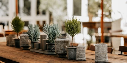 Wedding - Pfalz - Auch die Outdoortische sind von uns für Euch liebevoll dekoriert und bepflanzt.  - Imsweiler Mühle