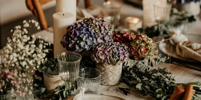 Wedding - Pfalz - Bei uns benötigt ihr kein Dekoverleih. Wir decken und dekorieren alles nach Euren Wünschen ein. Von der handgemachten Tellerserie von Lavandoux, Kerzenständer, Kerzen, Vasen, Windlichter, Musselinservietten, Crossback-Stühlen u.v.m. statten wir Eure Hochzeit traumhaft aus. - Imsweiler Mühle