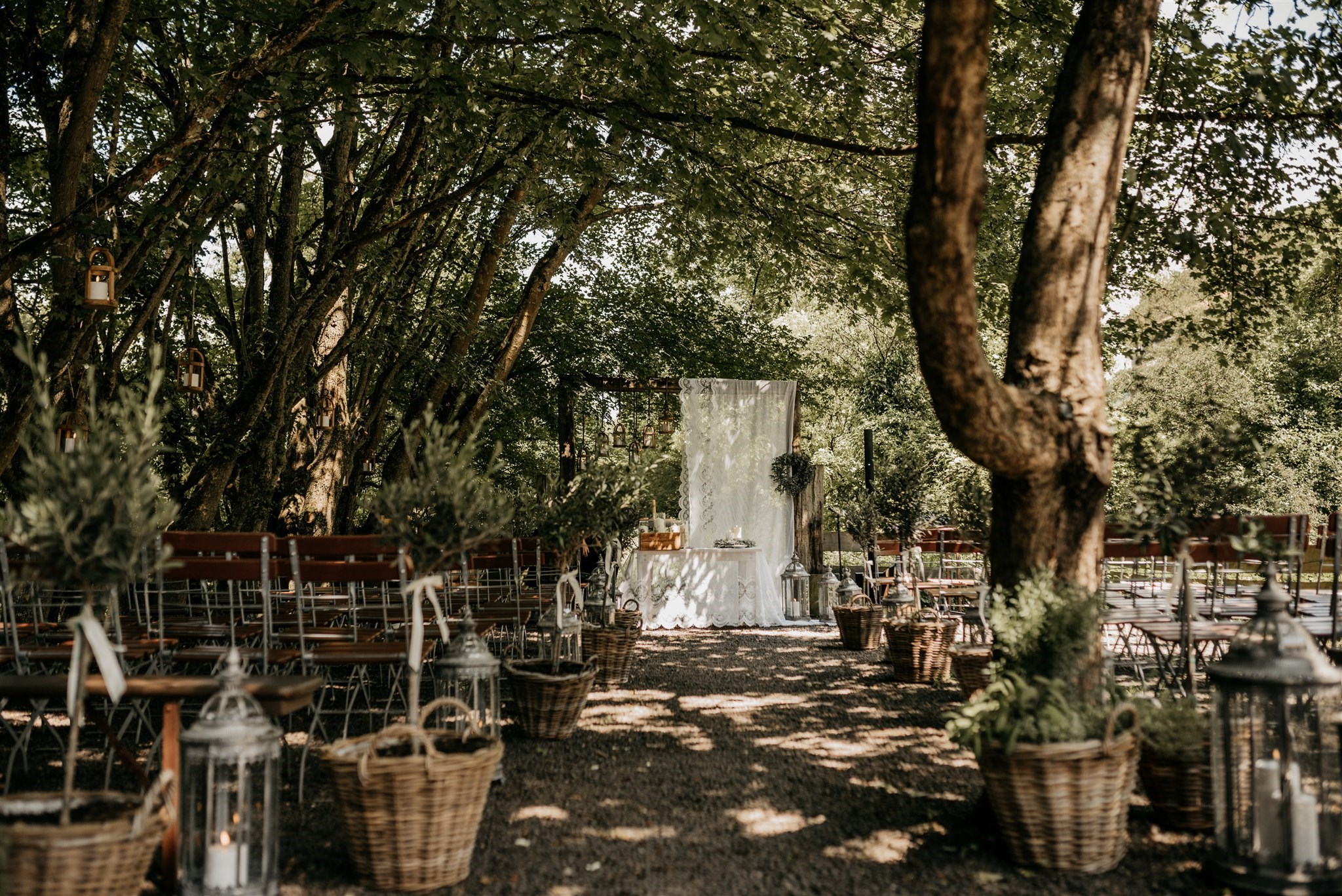 Mariage - Frei-Laubersheim - Unser Trauplatz direkt am Bach. Hier können standesamtliche, kirchliche (evangelisch) und natürlich freie Trauungen stattfinden. Der Aufbau und die komplette Dekoration inkl. der Olivenbäumchen ist inklusive. - Imsweiler Mühle