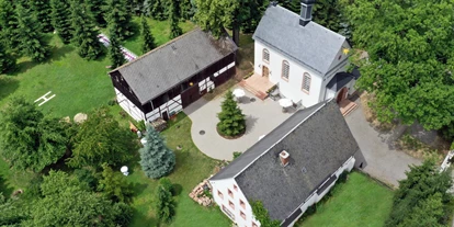 Hochzeit - Schmölln - Luftaufnahme der Hochzeitskapelle mit Festscheune , Waldterrasse und Obstgarten mit Helikopter-Landeplatz - Hochzeitskapelle Callenberg (Privatkapelle)