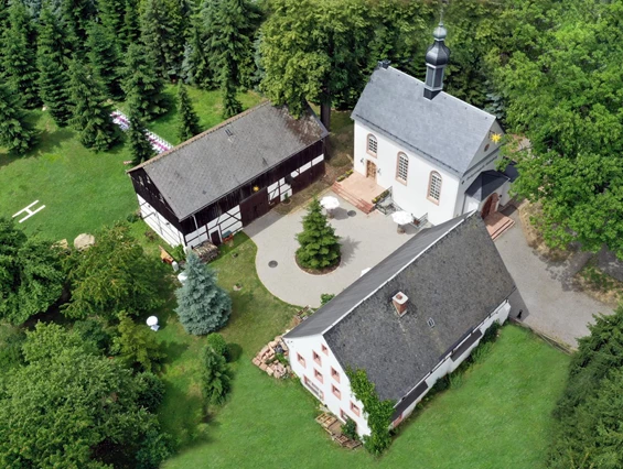 Hochzeitslocation: Luftaufnahme der Hochzeitskapelle mit Festscheune , Waldterrasse und Obstgarten mit Helikopter-Landeplatz - Hochzeitskapelle Callenberg (Privatkapelle)