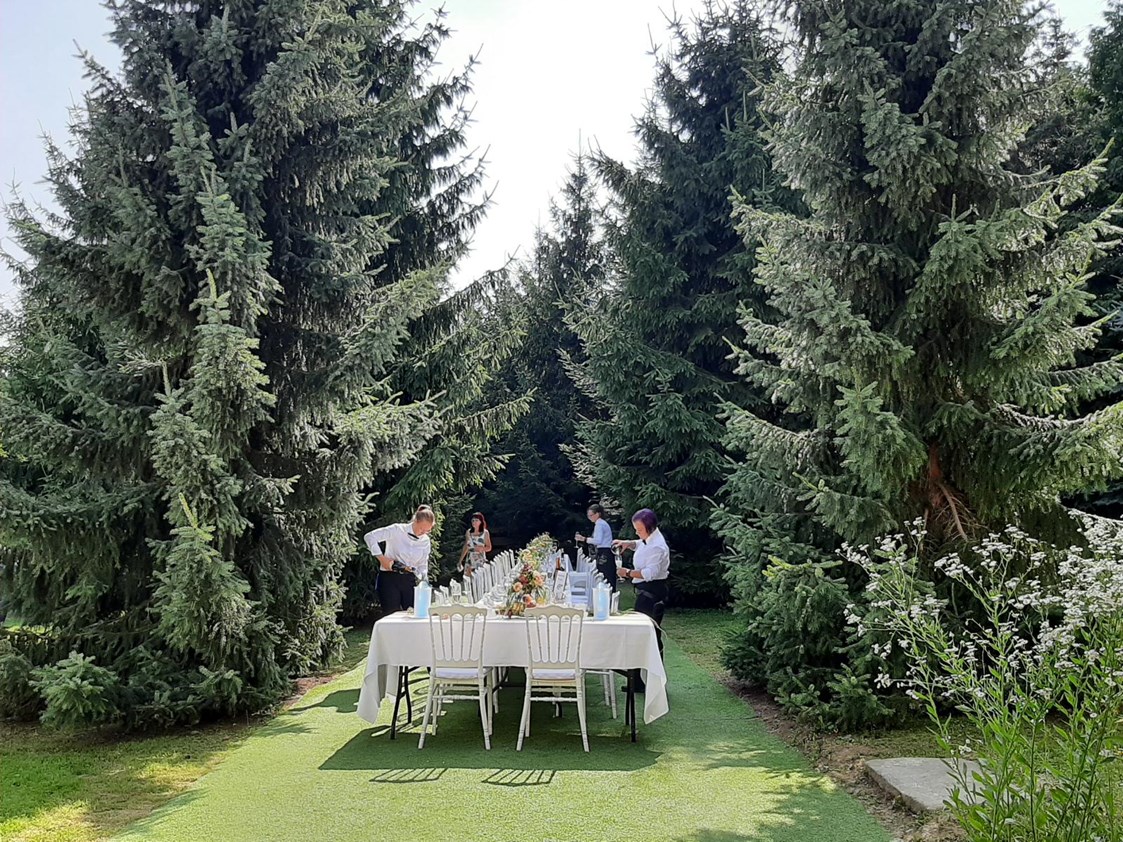 Hochzeit: Waldterrasse mit Kaffeetafel im Privatwald hinter der Festscheune an der Hochzeitskapelle - Hochzeitskapelle Callenberg (Privatkapelle)