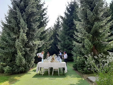 Hochzeitslocation: Waldterrasse mit Kaffeetafel im Privatwald hinter der Festscheune an der Hochzeitskapelle - Hochzeitskapelle Callenberg (Privatkapelle)