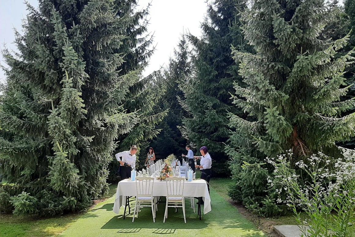 Hochzeitslocation: Waldterrasse mit Kaffeetafel im Privatwald hinter der Festscheune an der Hochzeitskapelle - Hochzeitskapelle Callenberg (Privatkapelle)
