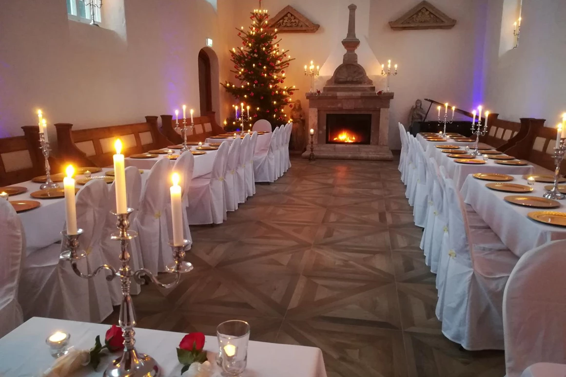 Hochzeitslocation: In der Weihnachtszeit wird die Hochzeitskapelle auch zur "Weihnachtskapelle" für private Familienfeiern und für Firmen-Weihnachtsfeiern nach traditioneller erzgebirgischer Art. - Hochzeitskapelle Callenberg (Privatkapelle)