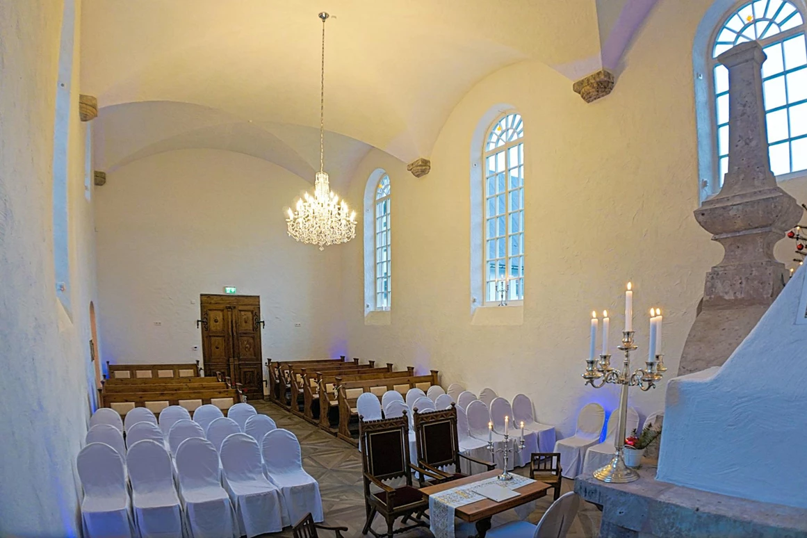 Hochzeitslocation: Trausaal der Hochzeitskapelle für Eheschließungen des Standesamtes oder "Freie Trauung", auch kirchliche Trauungen möglich. - Hochzeitskapelle Callenberg (Privatkapelle)