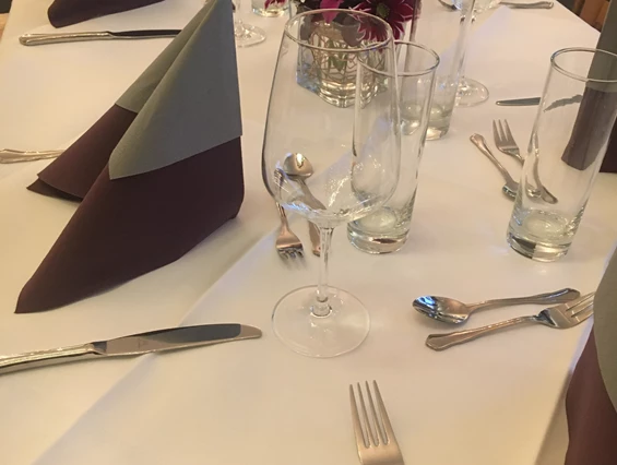 Hochzeit: Saal gedeckt - weiß-lila-grau - Gasthaus Neuwirt / Martin Irl Catering
