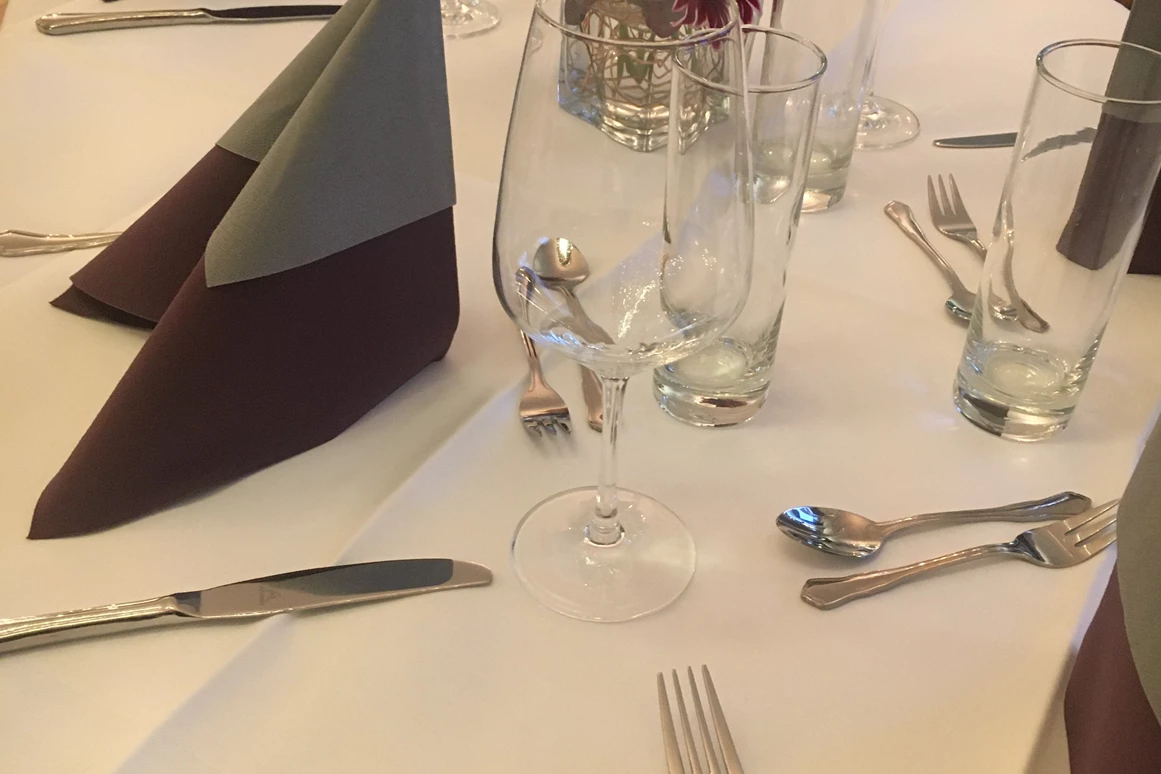 Hochzeit: Saal gedeckt - weiß-lila-grau - Gasthaus Neuwirt / Martin Irl Catering