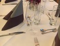 Hochzeit: Saal gedeckt - weiß-lila-grau - Gasthaus Neuwirt / Martin Irl Catering