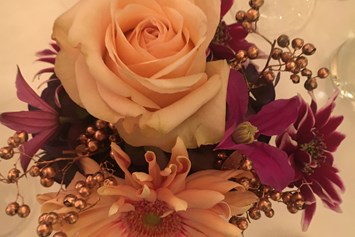 Hochzeit: Saal - Blumengesteck rosé-lila-gold in Viereck Glasvase - Gasthaus Neuwirt / Martin Irl Catering