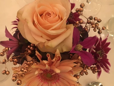 Hochzeit: Saal - Blumengesteck rosé-lila-gold in Viereck Glasvase - Gasthaus Neuwirt / Martin Irl Catering