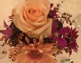 Hochzeit: Saal - Blumengesteck rosé-lila-gold in Viereck Glasvase - Gasthaus Neuwirt / Martin Irl Catering