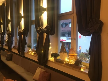 Hochzeit: Saal - Fensterseite rtg Hausfront - Gasthaus Neuwirt / Martin Irl Catering