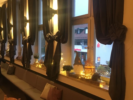 Hochzeit: Saal - Fensterseite rtg Hausfront - Gasthaus Neuwirt / Martin Irl Catering