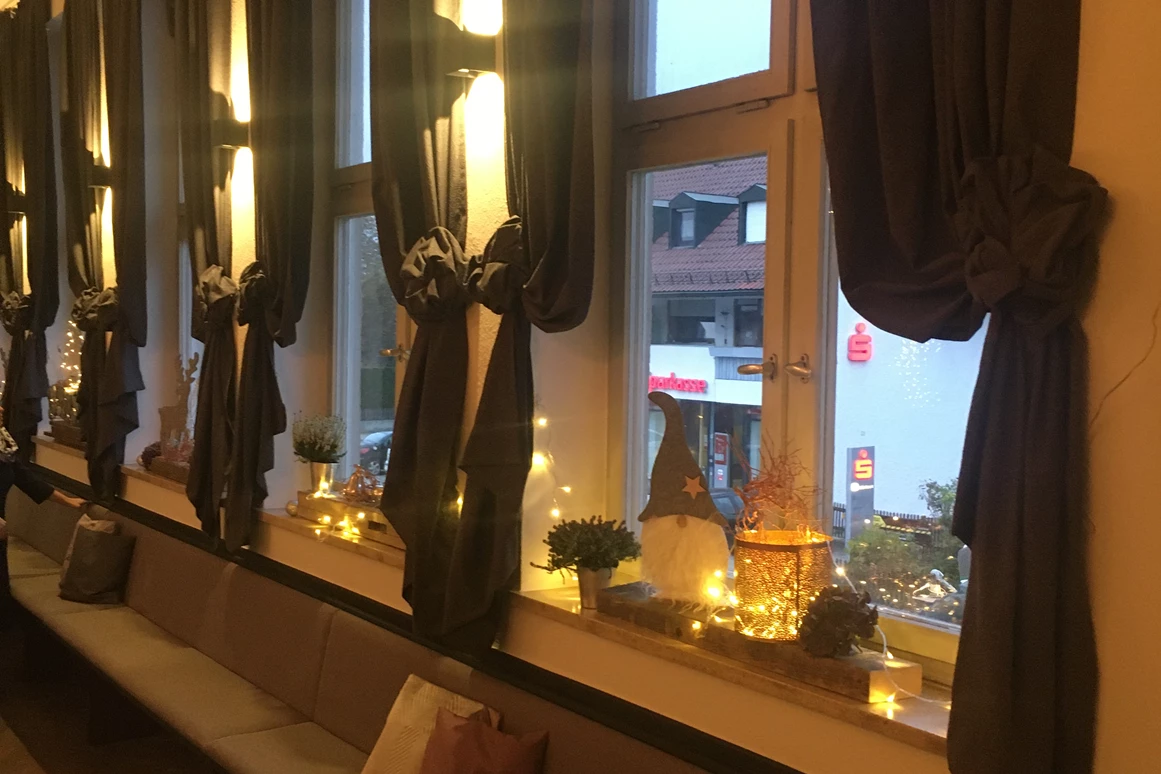 Hochzeit: Saal - Fensterseite rtg Hausfront - Gasthaus Neuwirt / Martin Irl Catering