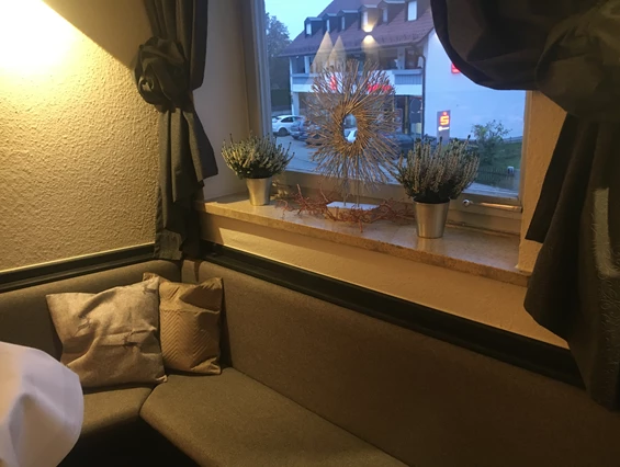 Hochzeit: Saal - Fensterseite Eingang - Gasthaus Neuwirt / Martin Irl Catering
