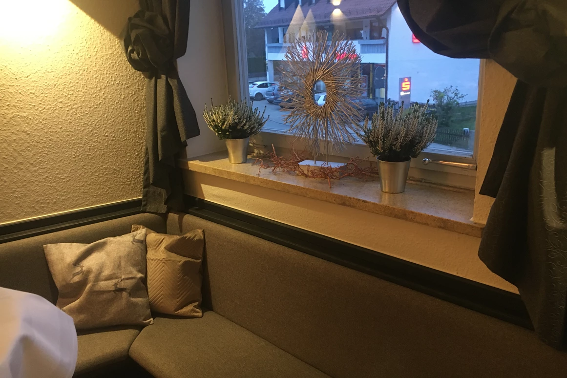 Hochzeit: Saal - Fensterseite Eingang - Gasthaus Neuwirt / Martin Irl Catering