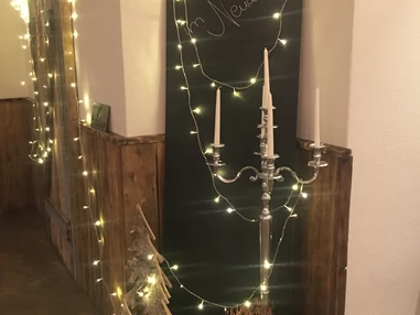 Hochzeit: Saal - Seitenwand nähe Lüftung - Gasthaus Neuwirt / Martin Irl Catering