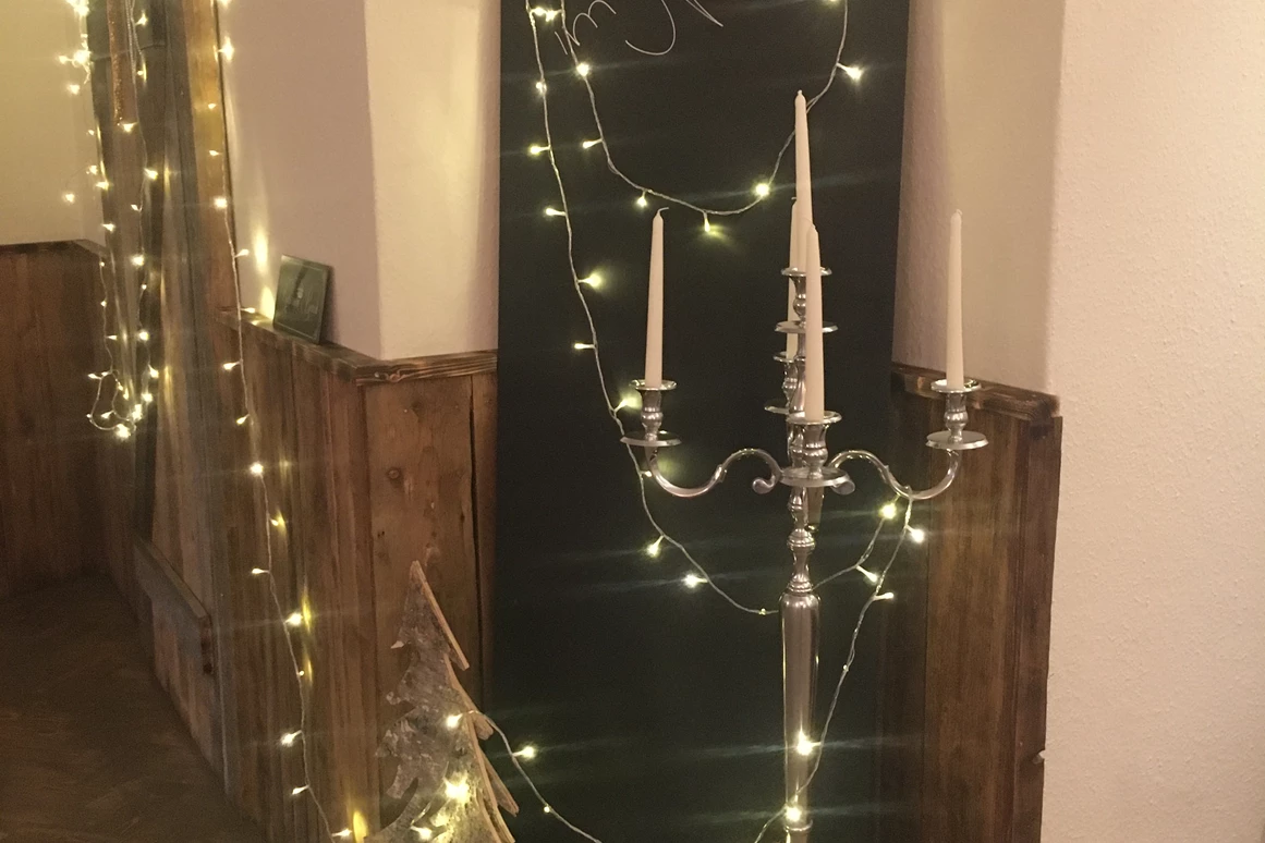 Hochzeit: Saal - Seitenwand nähe Lüftung - Gasthaus Neuwirt / Martin Irl Catering
