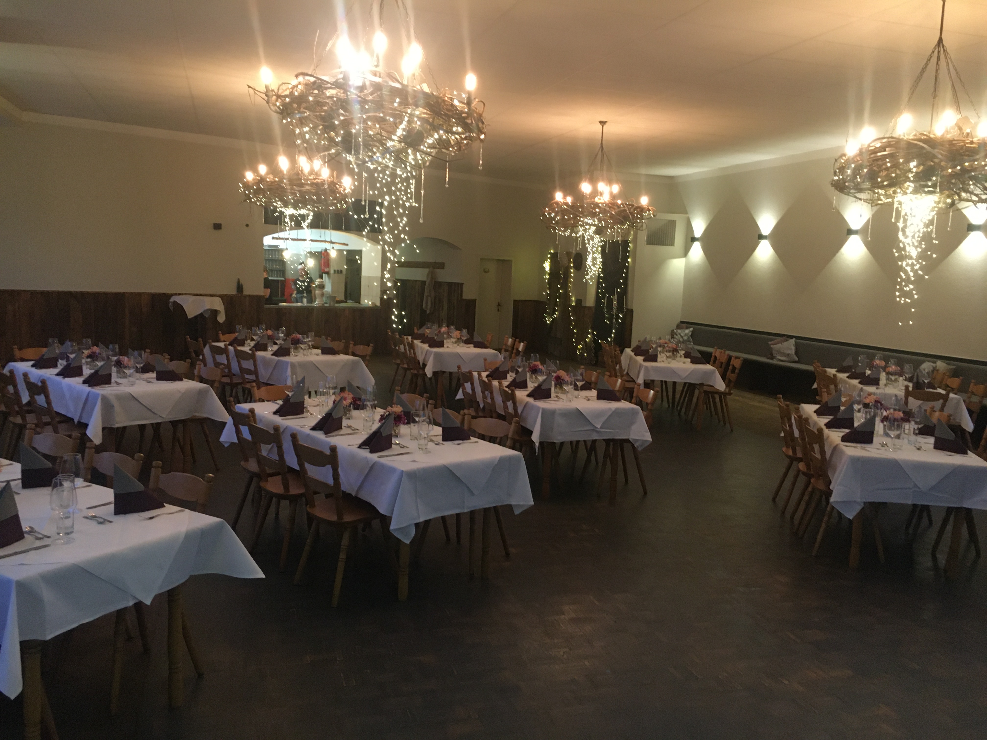 Hochzeit: Saal - Blick von Bühne zur Schenke - Gasthaus Neuwirt / Martin Irl Catering