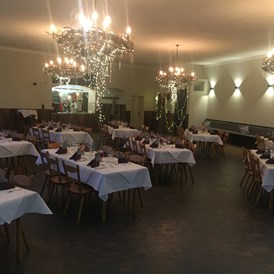 Hochzeit: Saal - Blick von Bühne zur Schenke - Gasthaus Neuwirt / Martin Irl Catering
