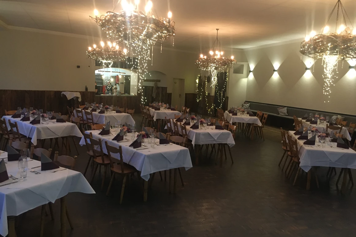 Hochzeit: Saal - Blick von Bühne zur Schenke - Gasthaus Neuwirt / Martin Irl Catering