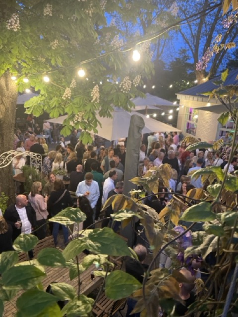Hochzeitslocation: Blick von der Dachterrasse in den Biergarten mit jahrhunderten alten Baumbestand. Alle unsere Säle außer dem Kaminzimmer haben  direkten Zugang zum begrünten Außenbereich  - Landhaus Freemann