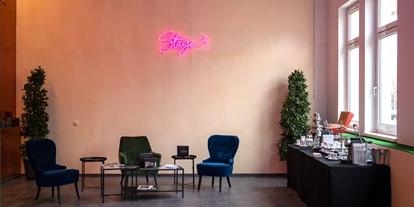 Hochzeit - Rückersdorf (Harmannsdorf) - Foyer für Sektempfang und Begrüßung der Gäste - Garderobe - Stage 3 - the KINETIC Event Hall