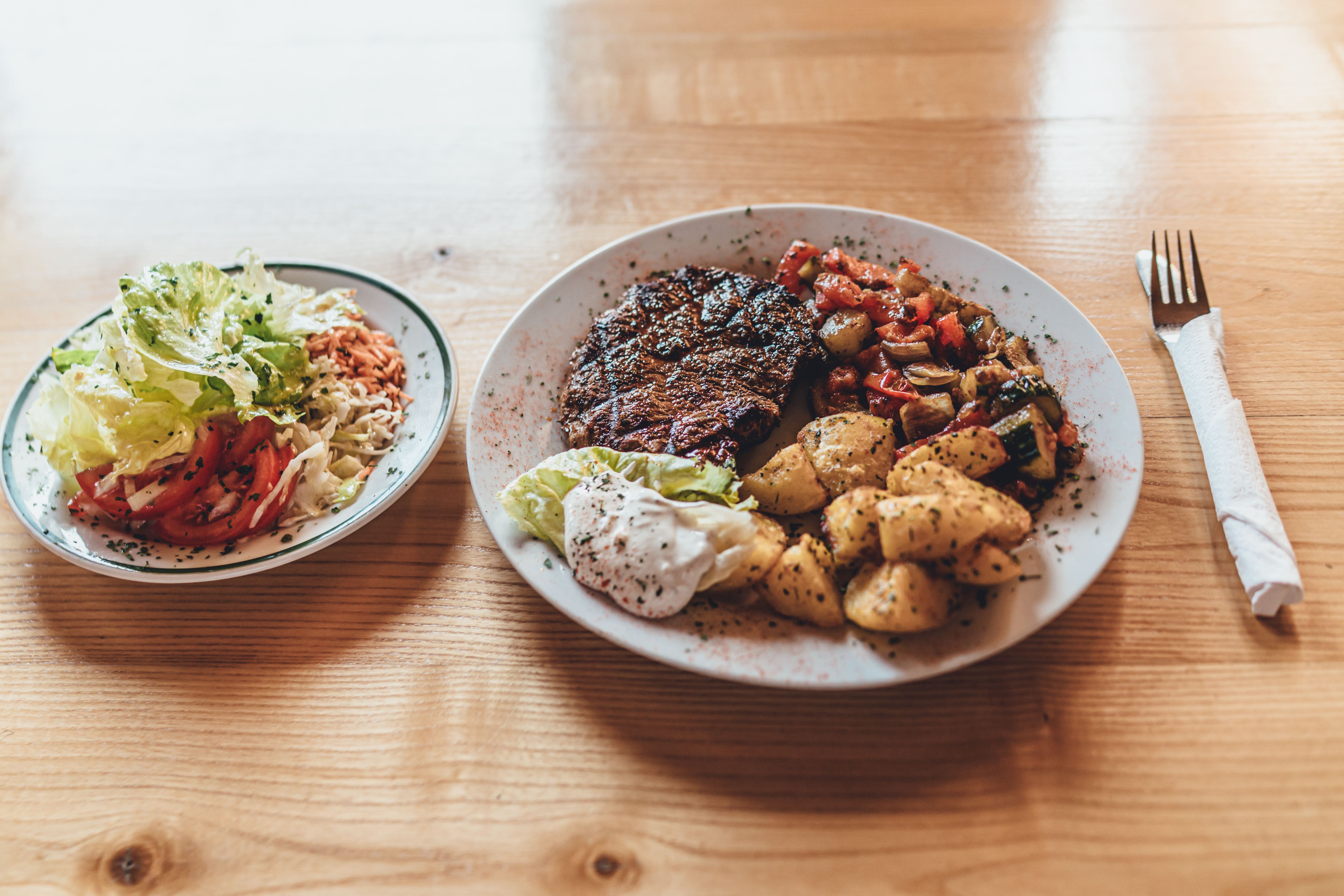 Hochzeitslocation: Gegrilltes Rindfleisch mit Beilagen, bunter Salat - Almgasthof Hiasl Zirbenhütte