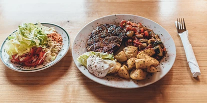 Hochzeit - Ramingstein - Gegrilltes Rindfleisch mit Beilagen, bunter Salat - Almgasthof Hiasl Zirbenhütte