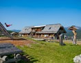 Hochzeit: Almgasthaus in den Nockbergen mit riesigem Holz - Spielplatz - Hiasl Zirbenhütte
