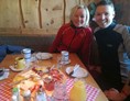 Hochzeit: Gäste beim Hiasl (Bio) frühstück - Hiasl Zirbenhütte
