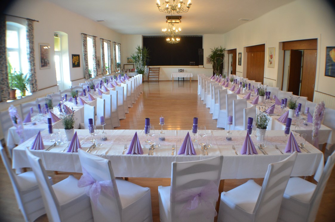Hochzeit: eine weiße Hochzeit in florallen lila Tönen (Lavendel) - Bio Kräuterlandgasthaus mit Eventsaal für Hochzeiten