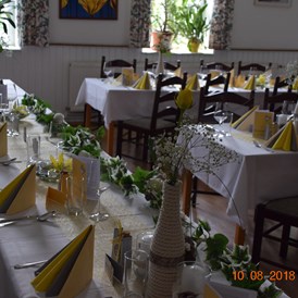 Hochzeit: eine Frühlingsdeko in forsythiengelb - Bio Kräuterlandgasthaus mit Eventsaal für Hochzeiten