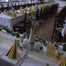 Hochzeit: gelbe Farbsemente geben eine warme Dekoration  - Bio Kräuterlandgasthaus mit Eventsaal für Hochzeiten