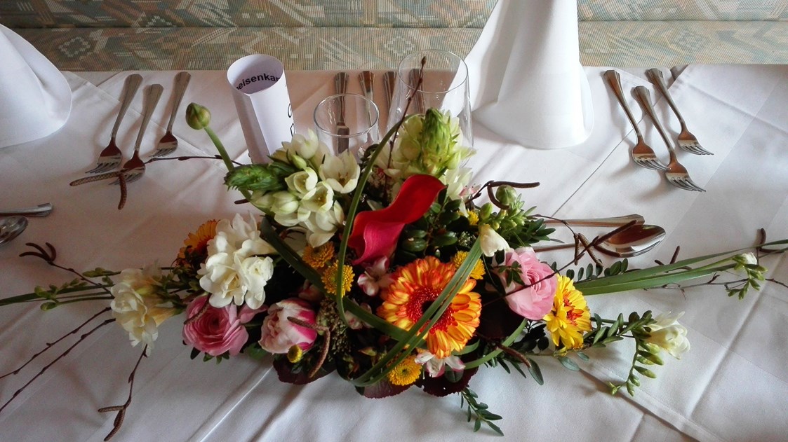 Hochzeit: eine Blumendekor mit vielen Farbelementen - Bio Kräuterlandgasthaus mit Eventsaal für Hochzeiten