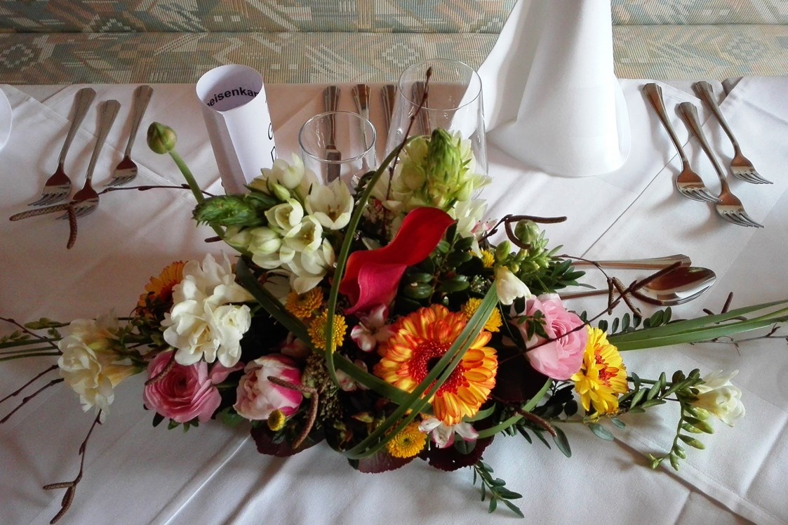 Hochzeit: eine Blumendekor mit vielen Farbelementen - Bio Kräuterlandgasthaus mit Eventsaal für Hochzeiten