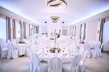 Hochzeit: Hochzeitstafel im Kaisersaal. Mit Platz bis zu 160 Personen der perfekte Rahmen für Ihre Hochzeit! - Schloss Luberegg