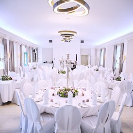 Hochzeit: Hochzeitstafel im Kaisersaal. Mit Platz bis zu 160 Personen der perfekte Rahmen für Ihre Hochzeit! - Schloss Luberegg