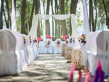 Hochzeitslocation: Hochzeit am längsten Naturstrand der Donau - fußläufig von Schloss Luberegg - Schloss Luberegg