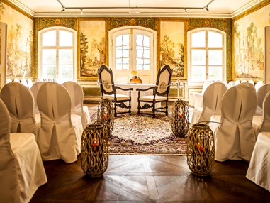 Hochzeitslocation: Tapetenzimmer mit eleganten Stuhlhussen - Schloss Luberegg